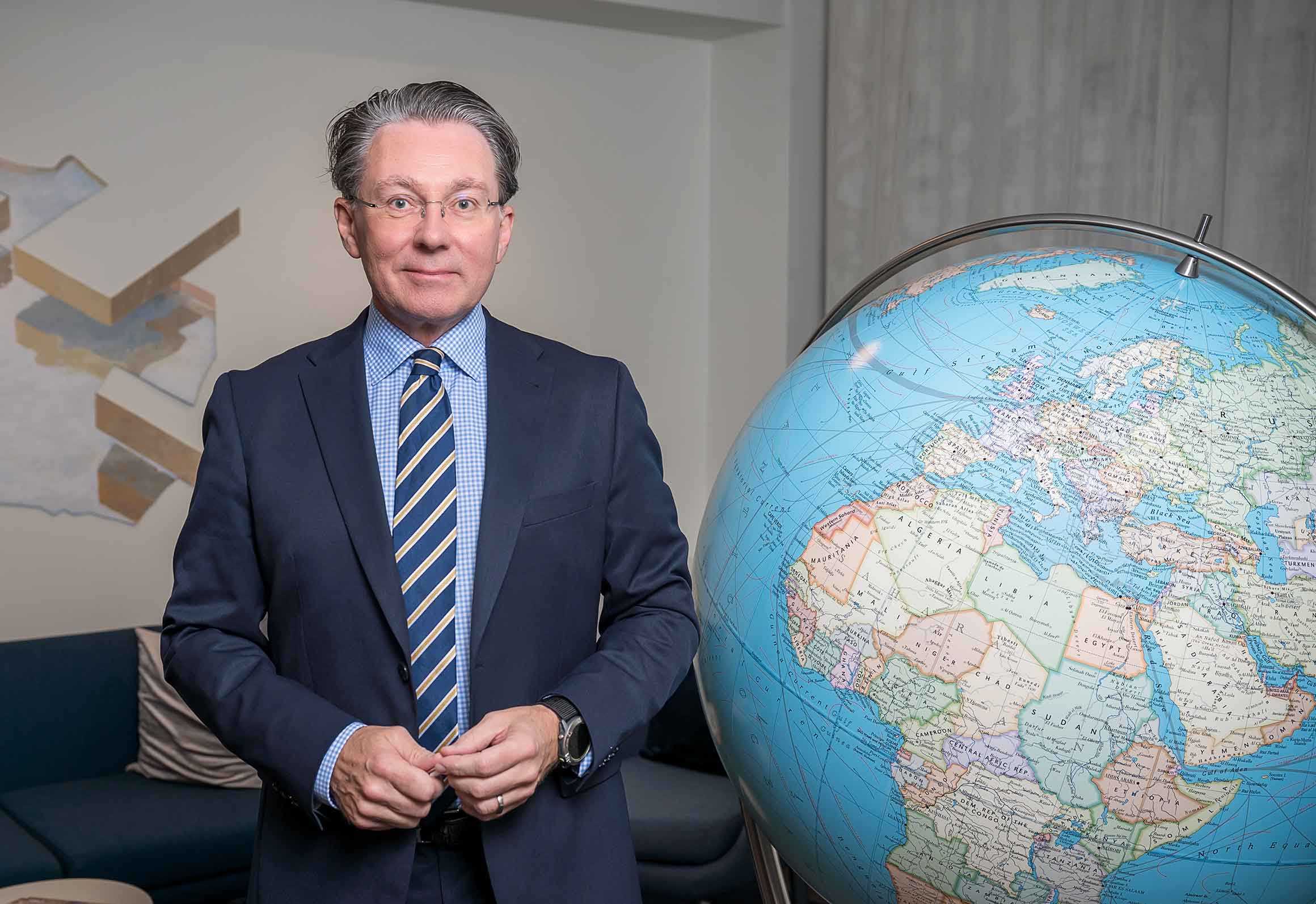 Carl-Johan Karlsson står bredvid en stor jordglob