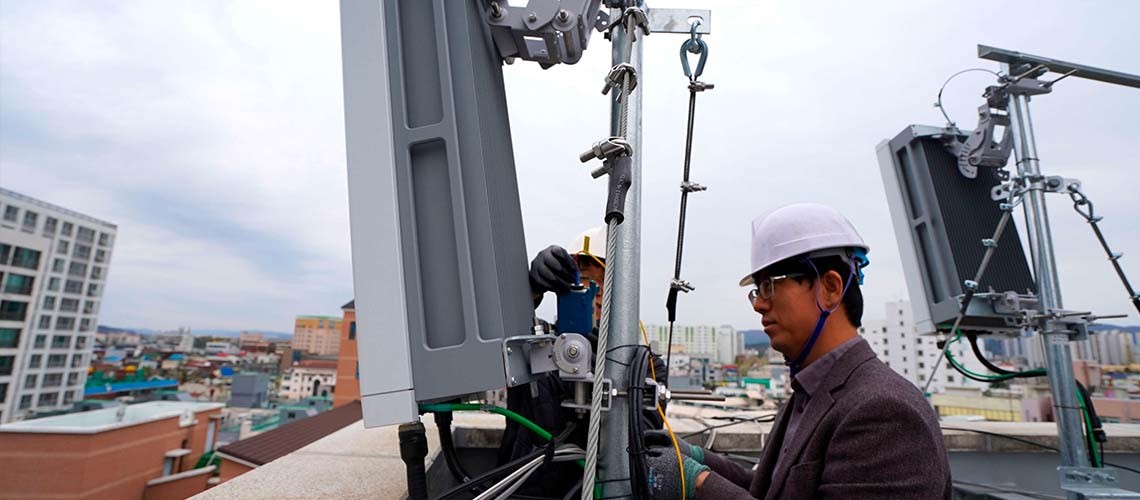 Telecom engineers measuring an antenna