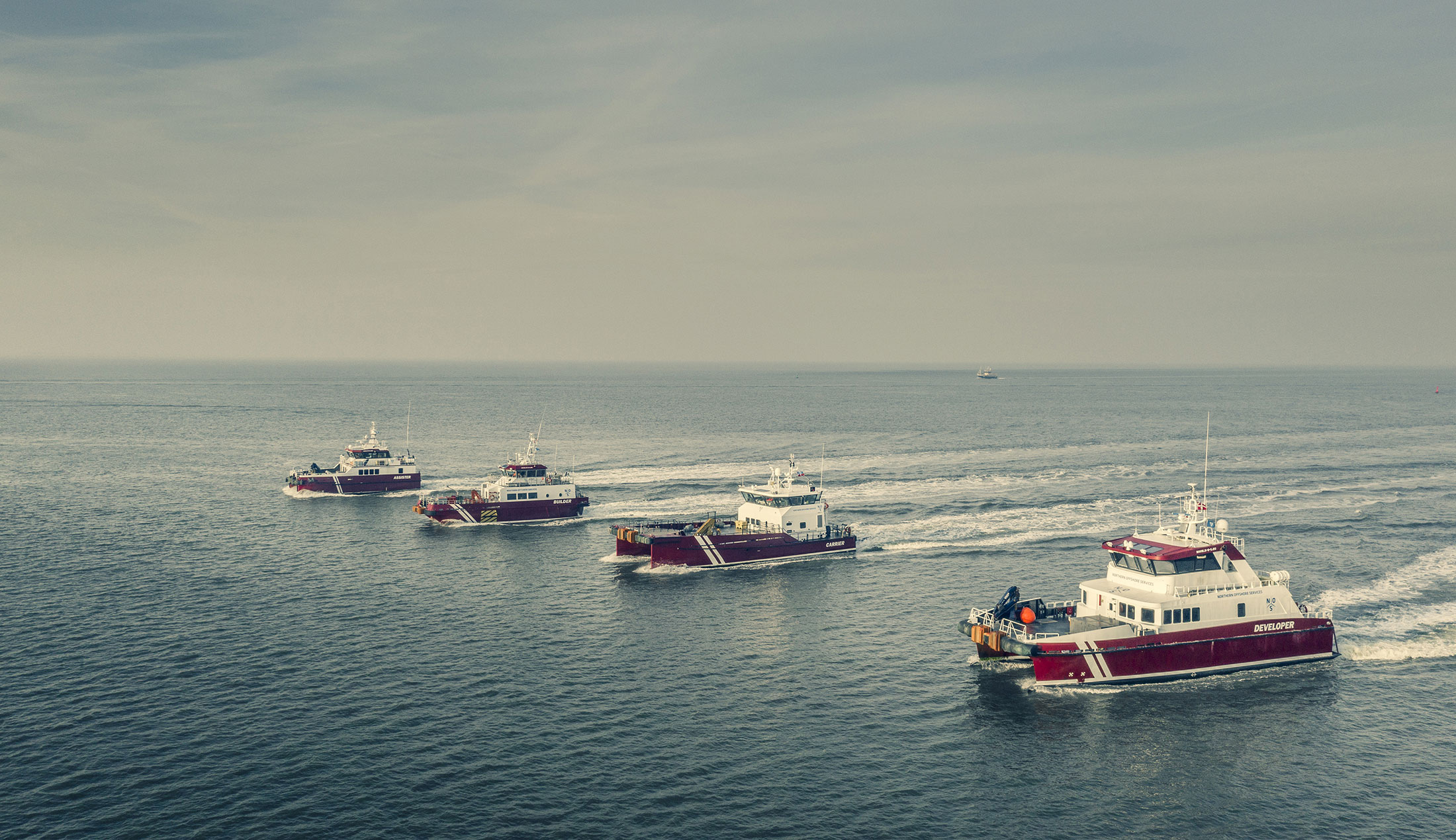 Fyra N-O-S-katamaraner på öppet hav.